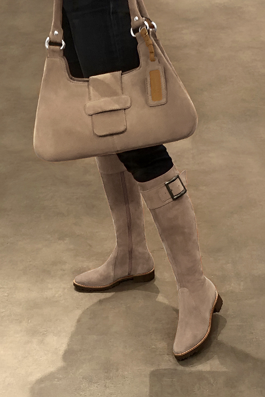 Tan beige matching hnee-high boots and bag. Worn view - Florence KOOIJMAN